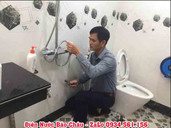 Thợ sửa ống nước ở phố Hoàng Ngân